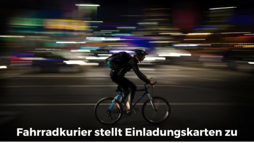 Fahrradkurier stellt Einladungskarten zu